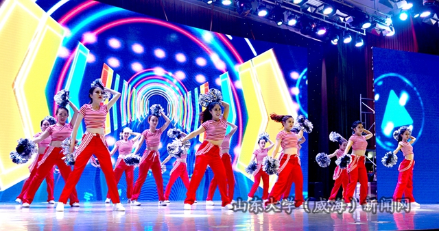 起舞新时代----学生舞蹈团五周年专场 戚务政摄_副本.jpg